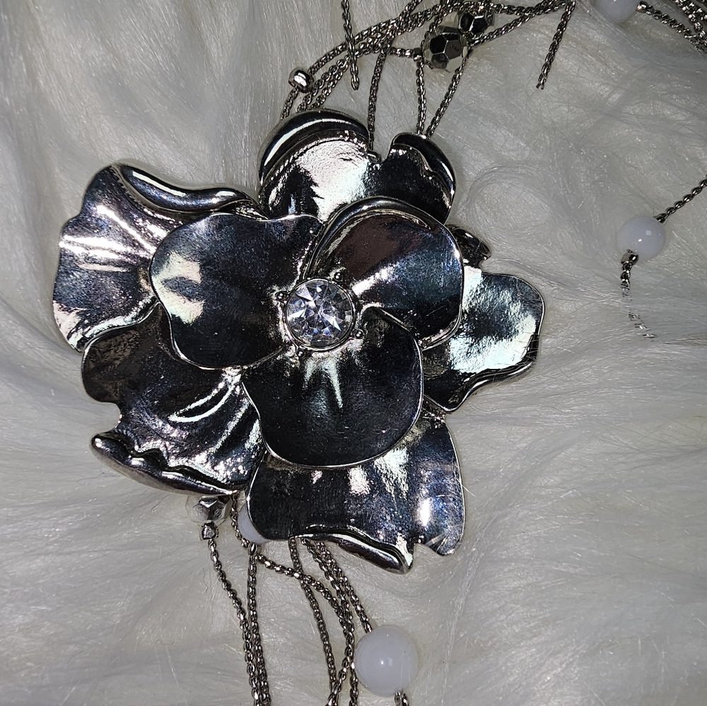 Elegant Silver Floral Necklace‎ and Earring Set - Picture 2 of 4